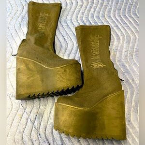 Darker Wavs Boots Size 6 Ladies